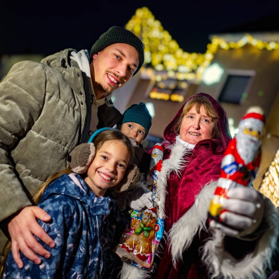 In Langenfeld-Wiescheid: Weiblicher Nikolaus verteilt Geschenke am Weihnachtshaus