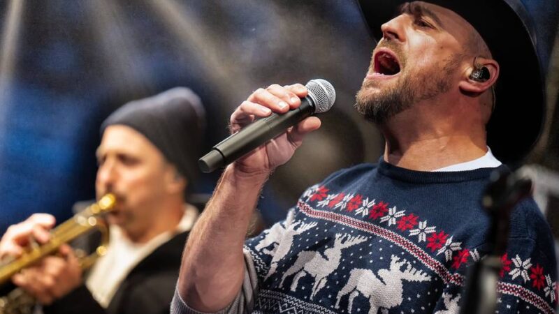 Weihnachtssingen in Monheim: Max Mutzke sorgt trotz Regen für glänzende Stimmung