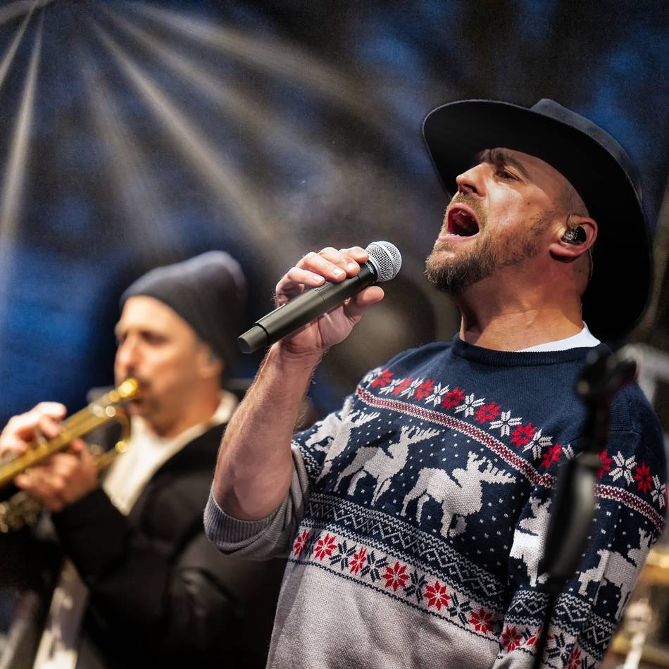 Weihnachtssingen in Monheim: Max Mutzke sorgt trotz Regen für glänzende Stimmung