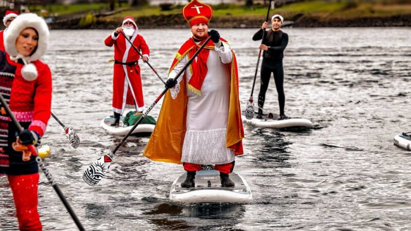 Von Hitdorf nach Monheim: Nikoläuse und ein Grinch paddeln über den Rhein