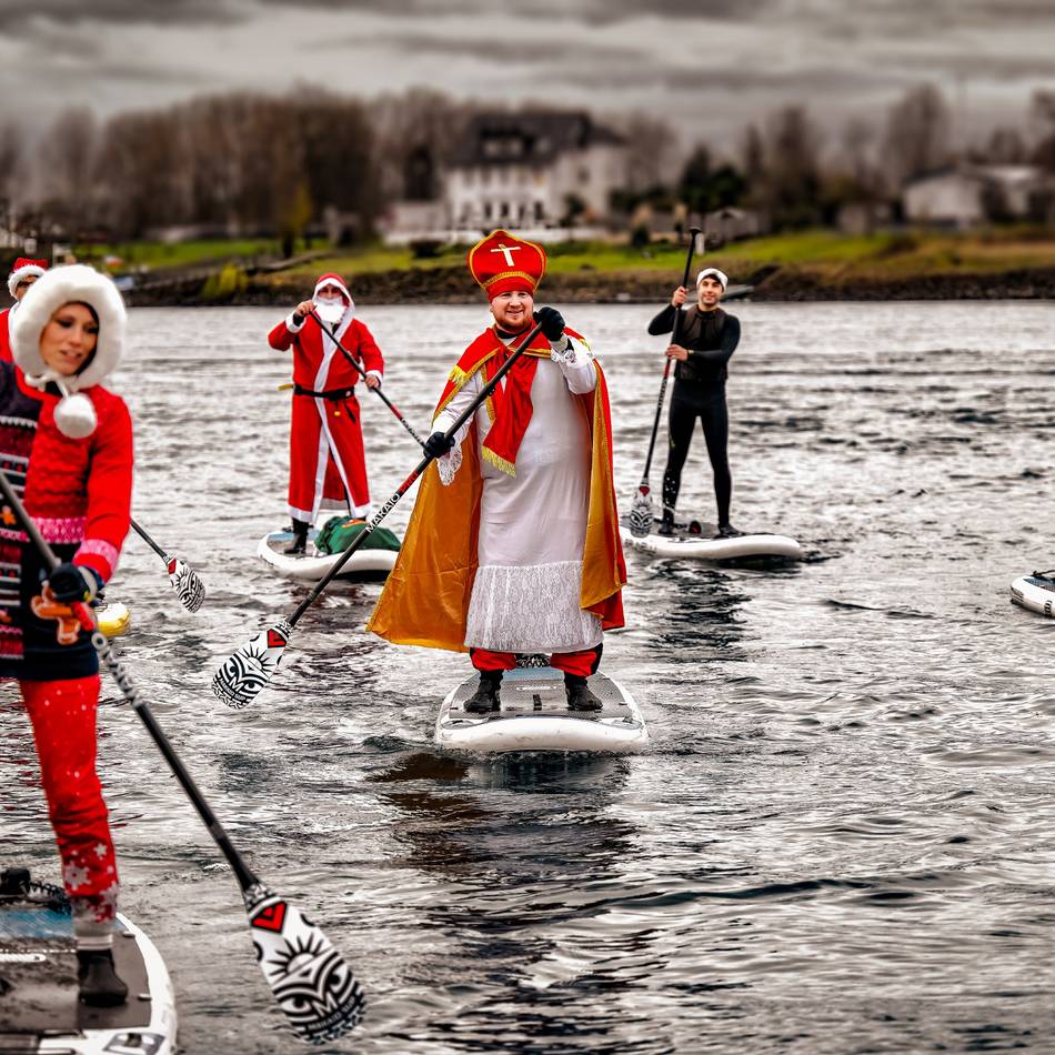 Von Hitdorf nach Monheim: Nikoläuse und ein Grinch paddeln über den Rhein