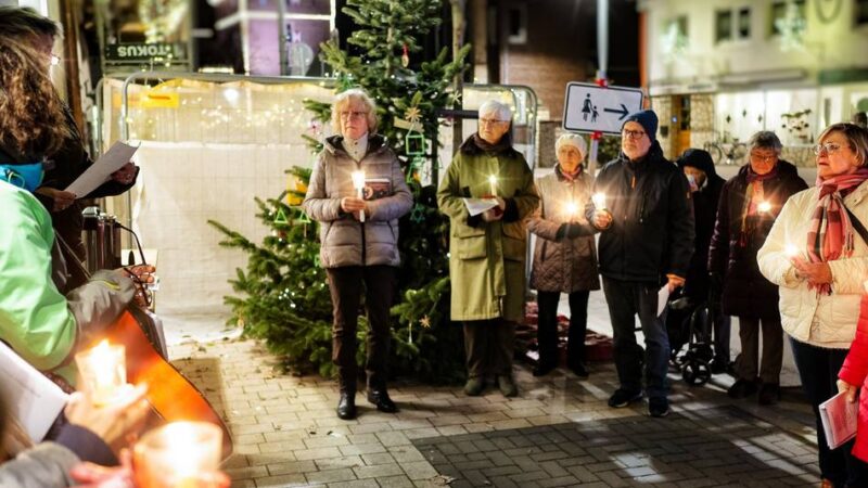 Themenwoche Nette Nachbarn: Wie Monheims Adventsfenster Menschen zusammenbringen