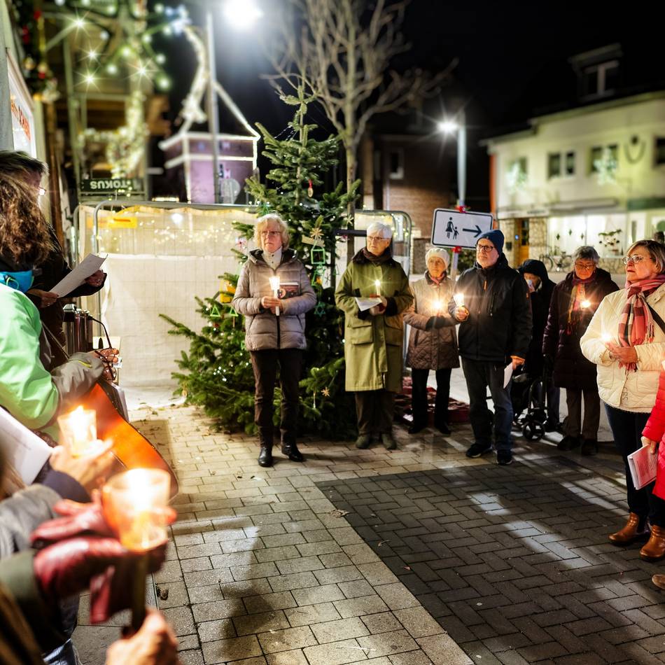 Themenwoche Nette Nachbarn: Wie Monheims Adventsfenster Menschen zusammenbringen
