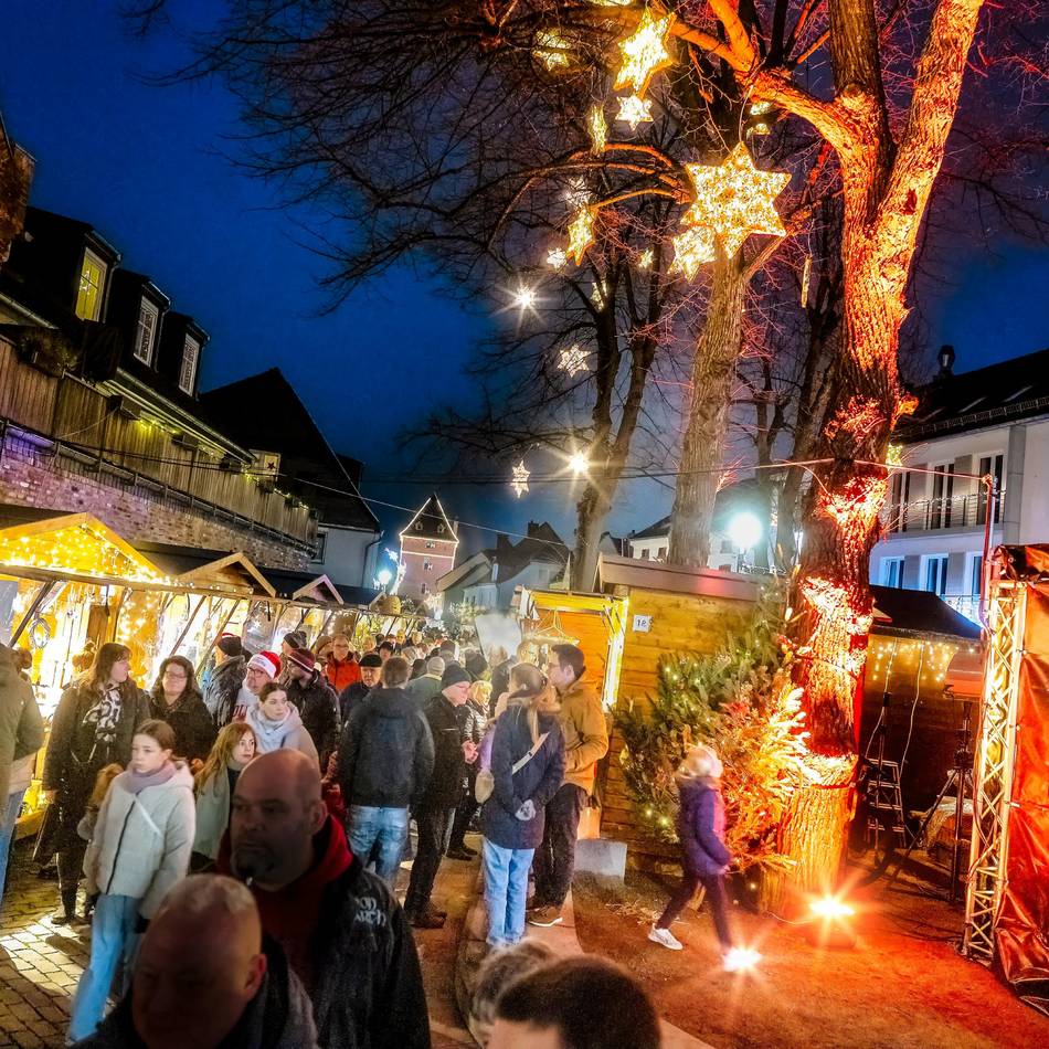 Weihnachtsmarkt in Monheim: Kunstvolle Kerzen und Hobbit-Hütten – Originelles für den Gabentisch