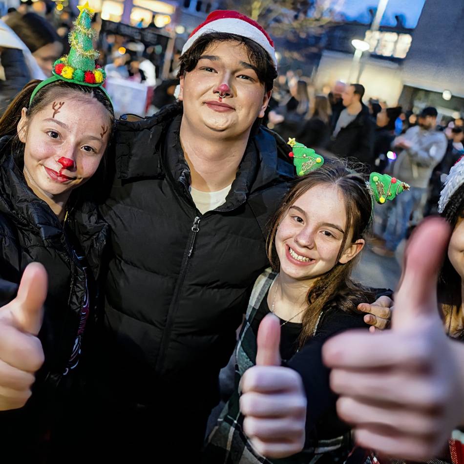 In Monheim: Wintermarkt der Ulla-Hahn-Gesamtschule feiert gelungene Premiere