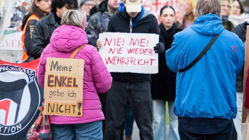 Schüler-Demo gegen Wehrpflicht in Kleve: „Lieber sechs Fehlstunden als sechs Monate im Schützengraben“