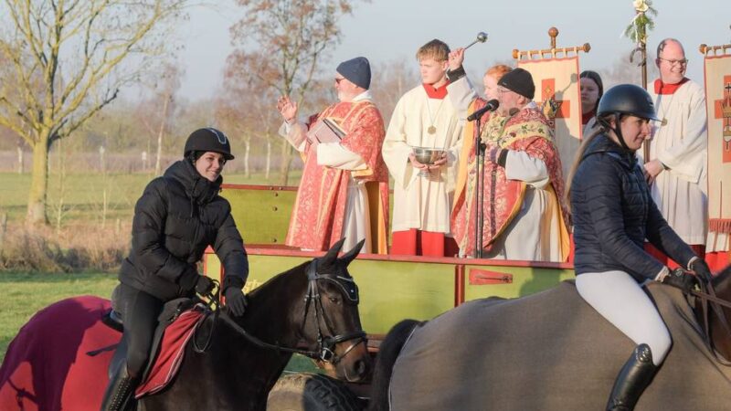 Gottes Segen für Vierbeiner: So stimmungsvoll war die traditionelle Pferdesegnung in Kessel
