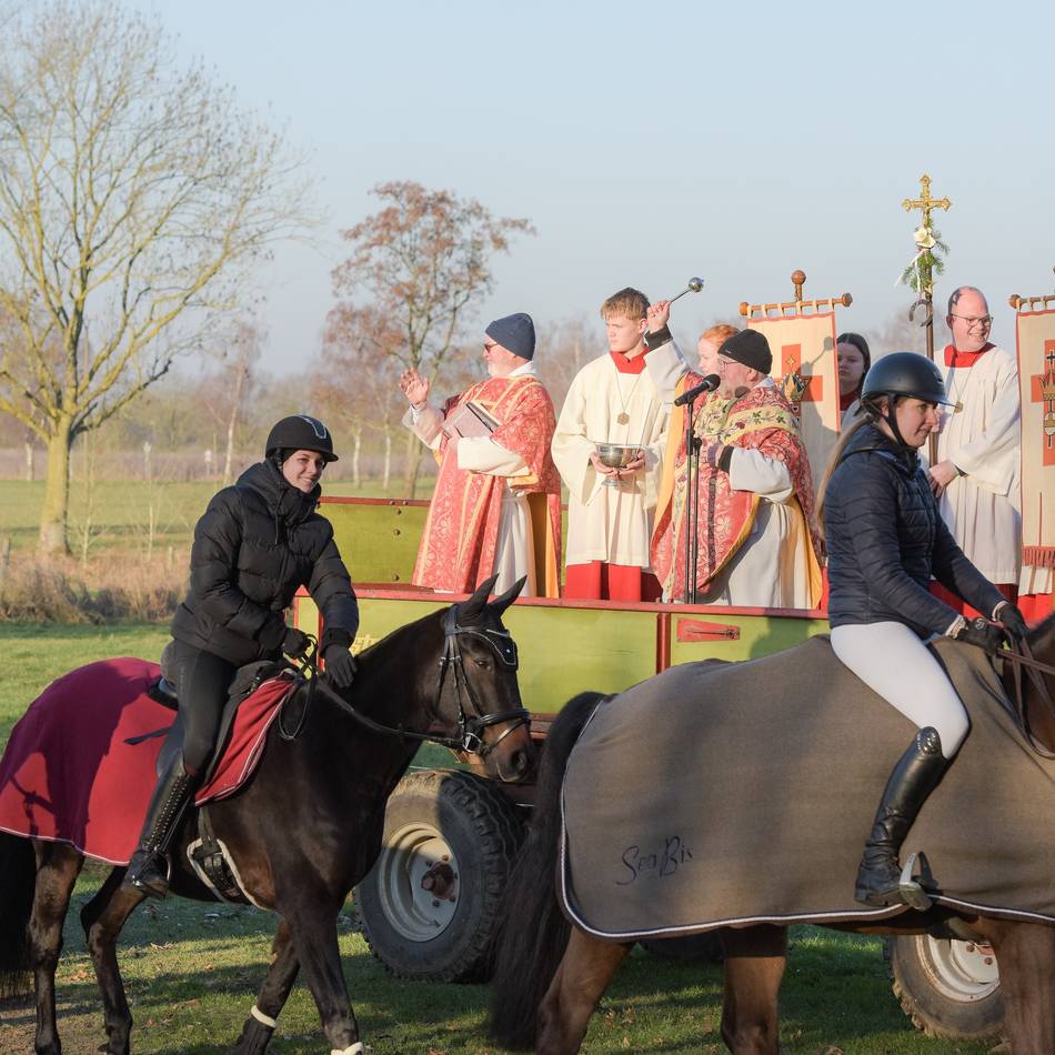 Gottes Segen für Vierbeiner: So stimmungsvoll war die traditionelle Pferdesegnung in Kessel