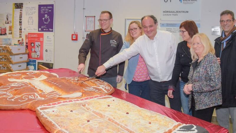 Drei Meter langes Groß-Gebäck in Kleve: Riesen-Weckmann an der Hochschule Rhein-Waal