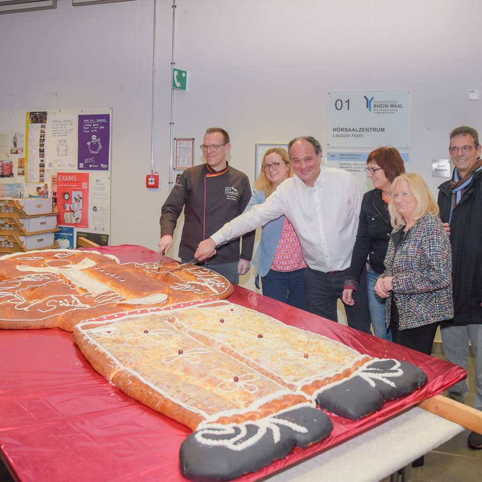Drei Meter langes Groß-Gebäck in Kleve: Riesen-Weckmann an der Hochschule Rhein-Waal