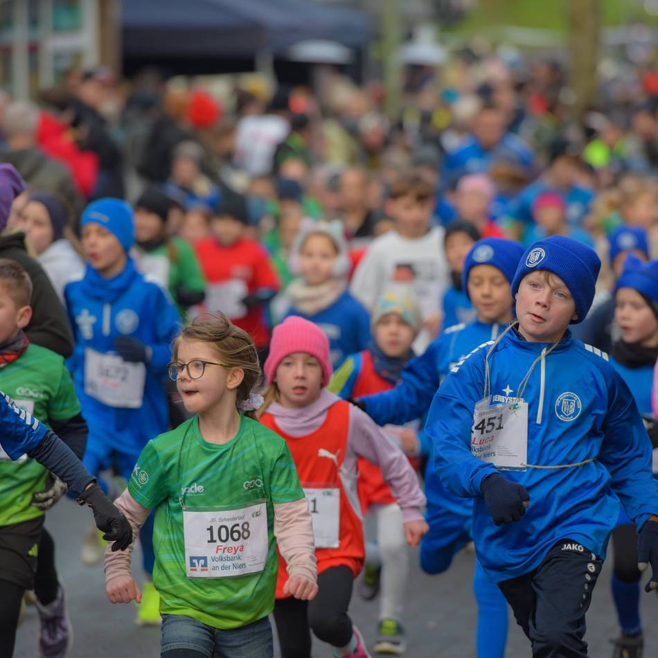 Ein Dorf im Ausnahmezustand: Sylvesterlauf Pfalzdorf 2025 zieht alle Register [mit Fotogalerie]