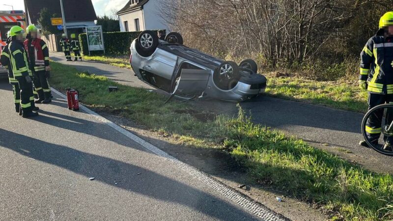 An Heiligabend in Mönchengladbach: Auto überschlägt sich bei Unfall und landet auf Dach