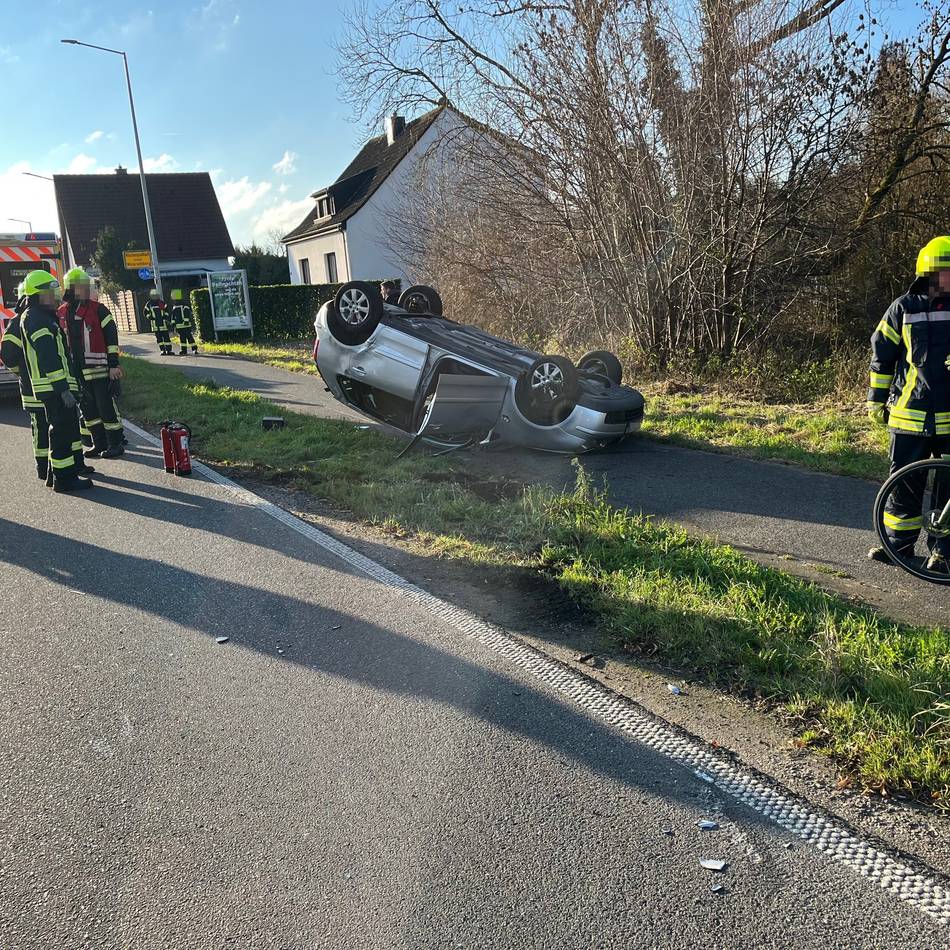 An Heiligabend in Mönchengladbach: Auto überschlägt sich bei Unfall und landet auf Dach