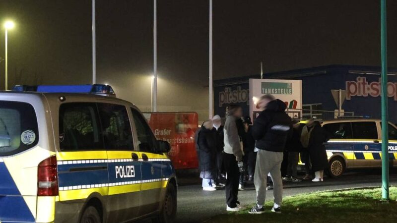 Autotreffen in Grevenbroich: Polizeikontrolle bei Tuning-Treff – Ärger um Golf GTI mit Lichterkette