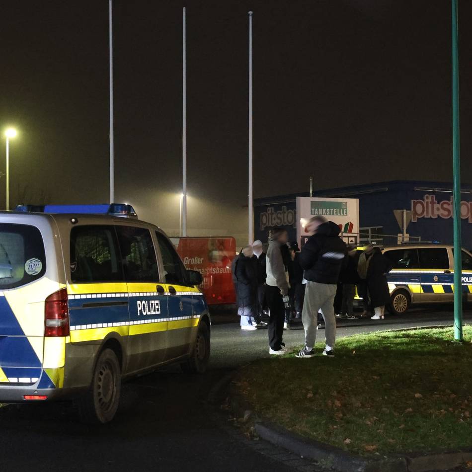 Autotreffen in Grevenbroich: Polizeikontrolle bei Tuning-Treff – Ärger um Golf GTI mit Lichterkette