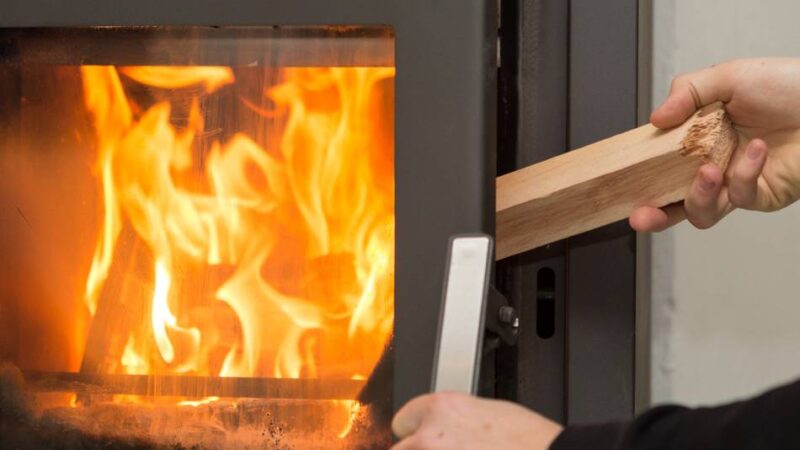 „Richtig Heizen mit Holz“ in Wermelskirchen: Die Stadt bietet kostenlosen „Ofenführerschein“ an