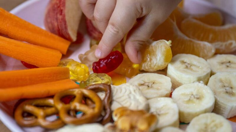 Apotheke in Leverkusen initiiert Projekt: Vier Kitas auf Du und Du mit der Ernährungspyramide