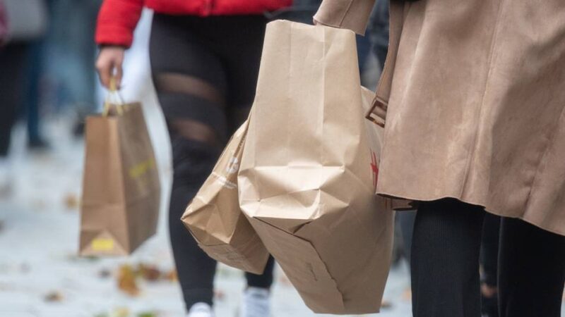 Neusser kaufen weniger ein als im Vorjahr: Zurückhaltung beim Weihnachtsshopping