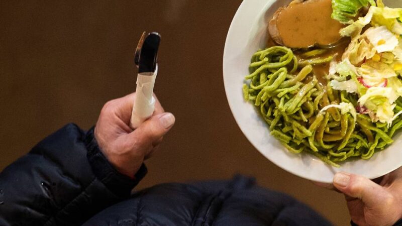 Geschenke und Festtagsmenü: Augustinus-Gruppe veranstaltet Weihnachtsfeier für Bedürftige in Neuss