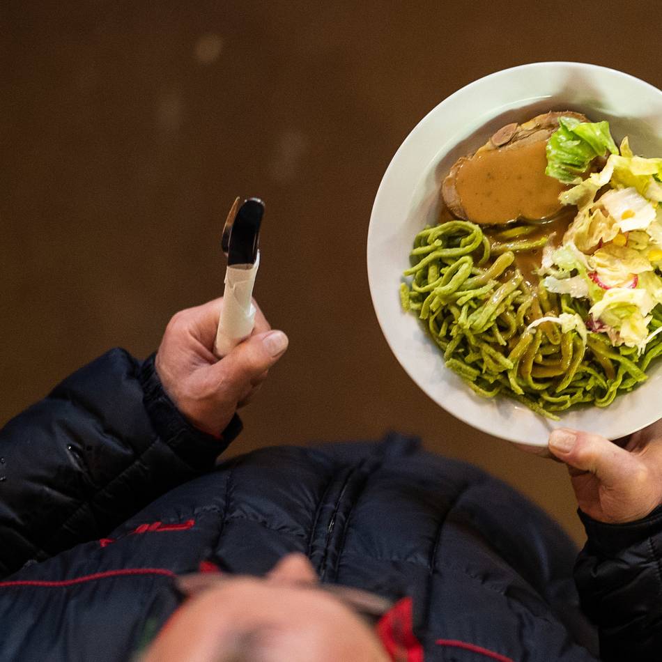 Geschenke und Festtagsmenü: Augustinus-Gruppe veranstaltet Weihnachtsfeier für Bedürftige in Neuss