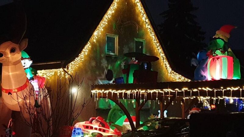 Weihnachtshaus in Duisburg: Ein Garten voller Deko aus Chicago – mit sieben Meter hohem Rentier
