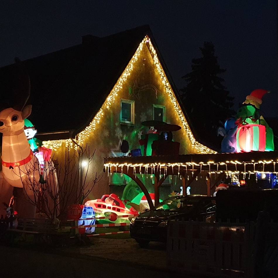 Weihnachtshaus in Duisburg: Ein Garten voller Deko aus Chicago – mit sieben Meter hohem Rentier