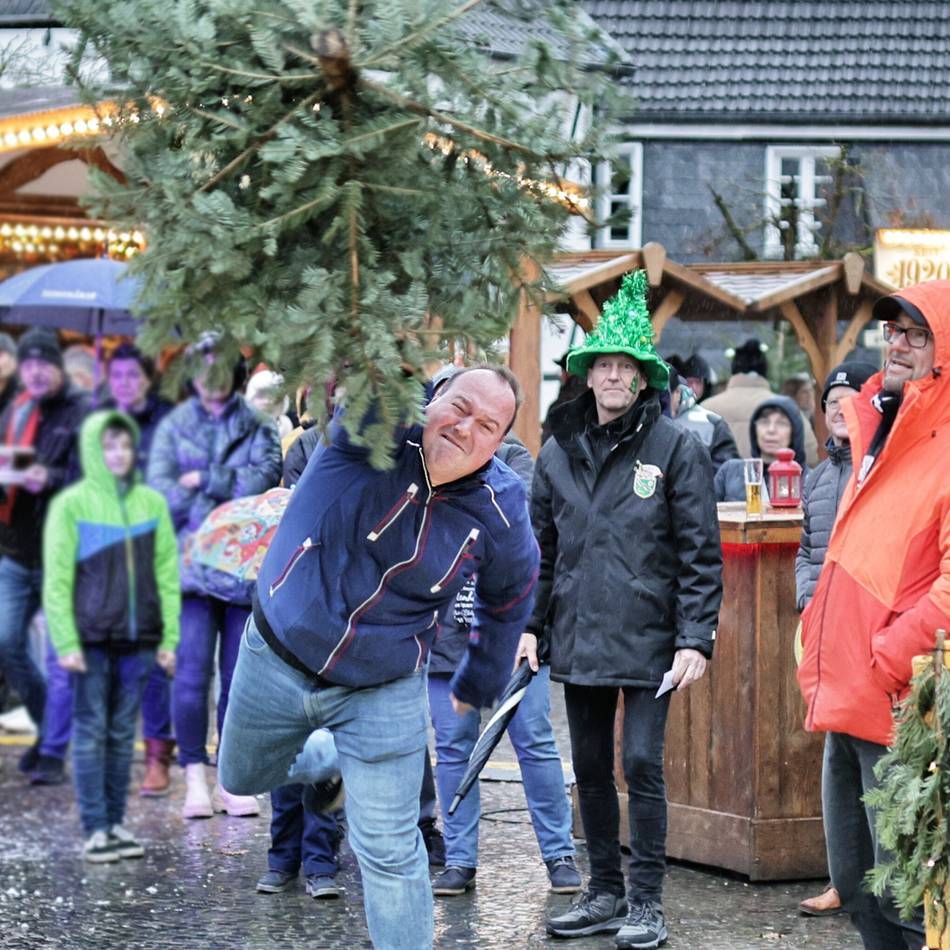 Aktion in Hilden: Wer wirft den Tannenbaum am weitesten?