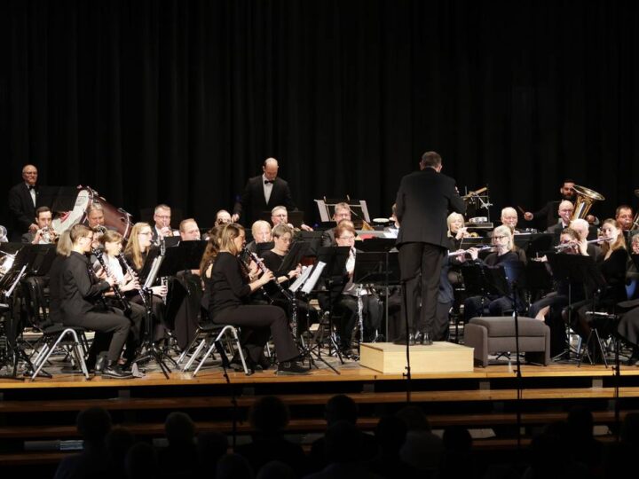 Das Adventskonzert des Stadtorchesters begeistert die Gäste in der HHG-Aula: Der Schlussapplaus wollte kein Ende nehmen