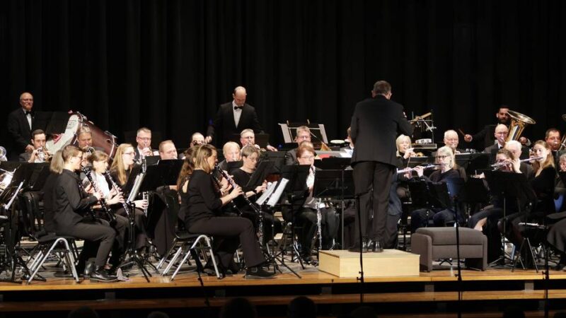 Das Adventskonzert des Stadtorchesters begeistert die Gäste in der HHG-Aula: Der Schlussapplaus wollte kein Ende nehmen