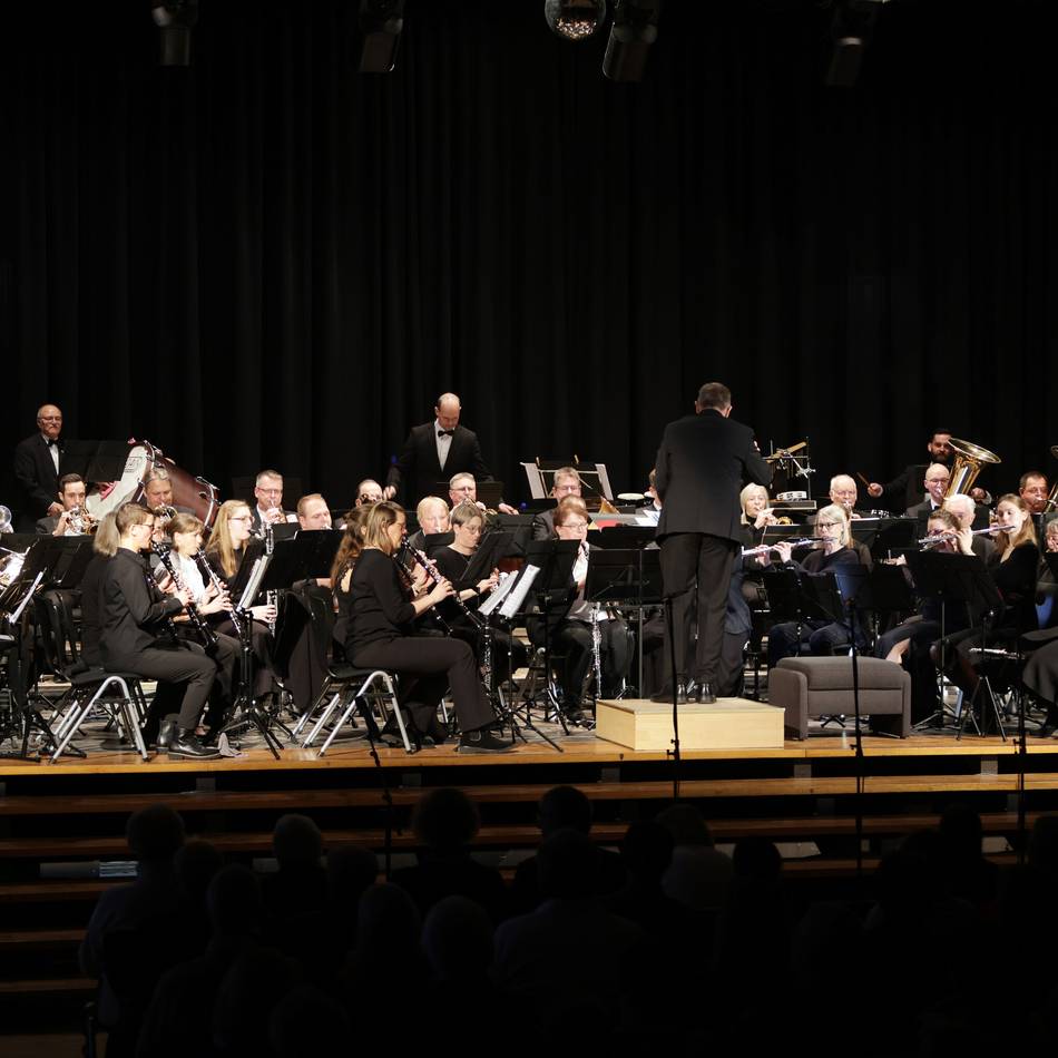 Das Adventskonzert des Stadtorchesters begeistert die Gäste in der HHG-Aula: Der Schlussapplaus wollte kein Ende nehmen