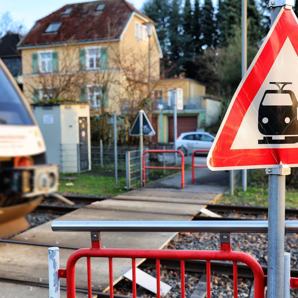 Schwerer Unfall am Haltepunkt Mettmann-Zentrum: 36-Jährige von Zug der Regiobahn überfahren