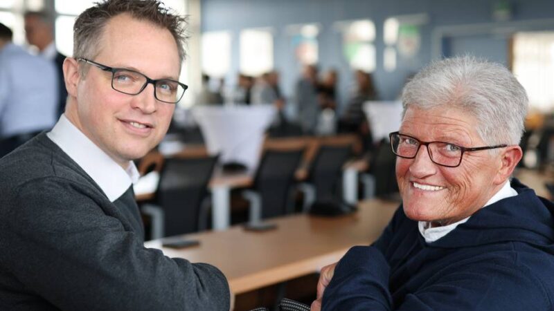 Daniela Hitzemann übergibt den Sprecherposten des Kreises Mettmann an Tobias Dupke: Abschiedsbild mit Dame