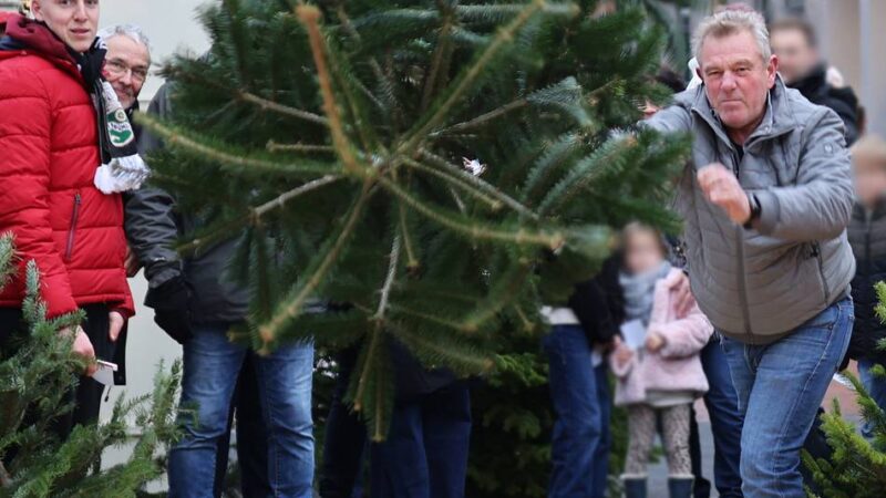 400 Würfe in gut drei Stunden: Feuerwehr gewinnt Tannenbaum-Weitwurf 2025