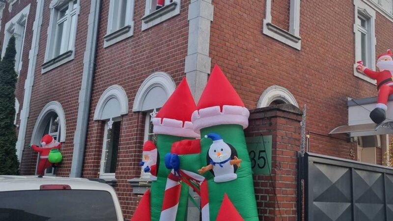 Weihnachtliche Deko am Haus: Wo der Weihnachtsmann von der Fassade grüßt