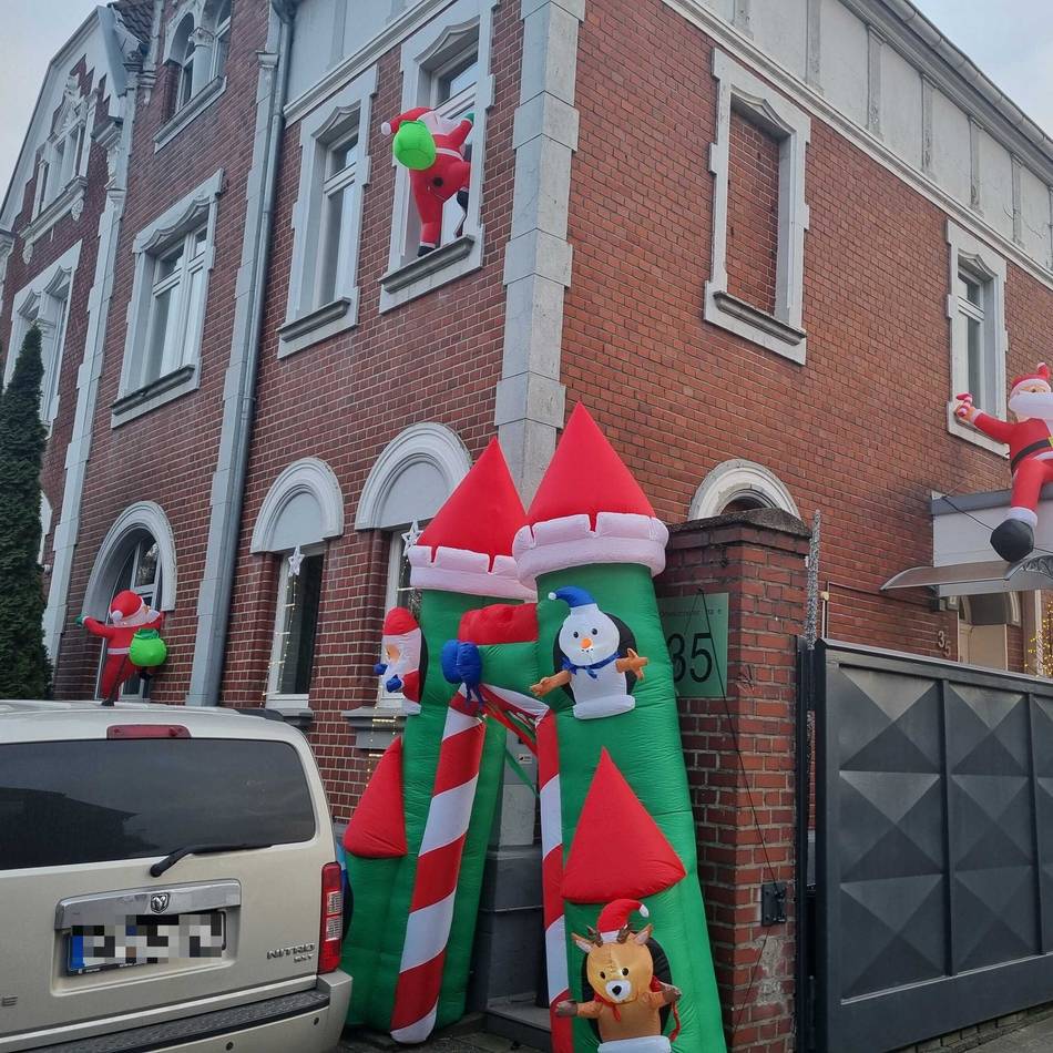 Weihnachtliche Deko am Haus: Wo der Weihnachtsmann von der Fassade grüßt