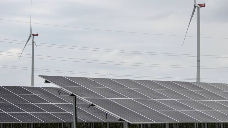 Fotovoltaik an der Autobahn: RWE nimmt weiteren Solarpark am „Tagebau-Highway“ in Betrieb