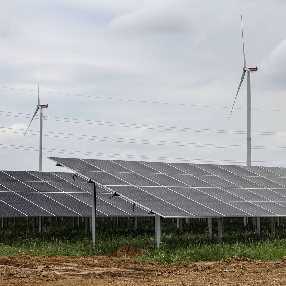 Fotovoltaik an der Autobahn: RWE nimmt weiteren Solarpark am „Tagebau-Highway“ in Betrieb