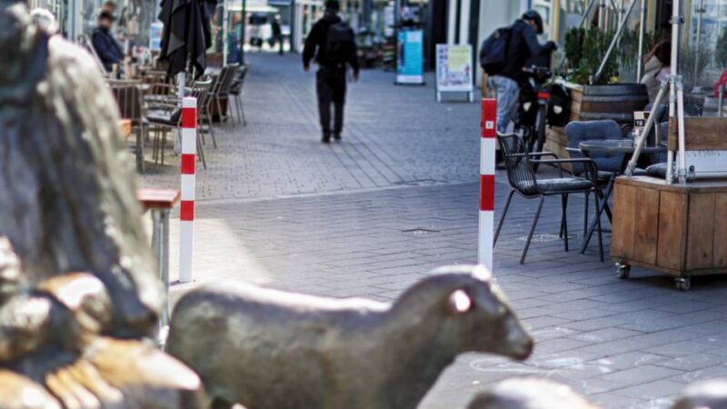 Hier machen Autofahrer vor nichts halt: Reger Autoverkehr in der Fußgängerzone