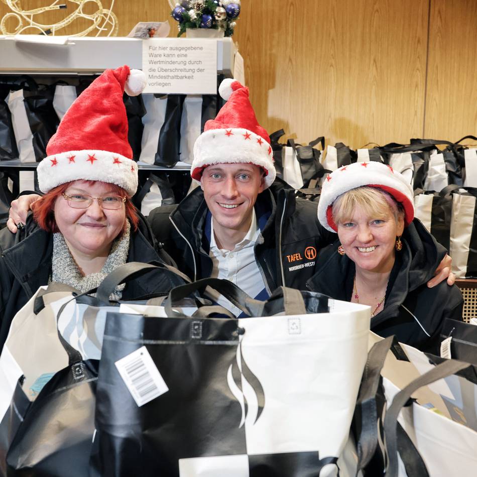 Es werden noch helfende Hände gesucht: Wer packt Weihnachtspäckchen für die Tafel Mettmann?