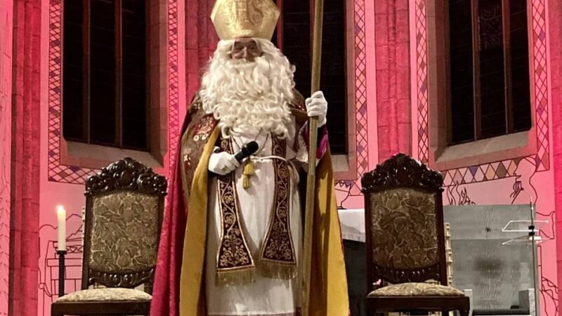 Nikolaustradition in Viersen: Begeisterte Kinder empfangen den Heiligen Mann