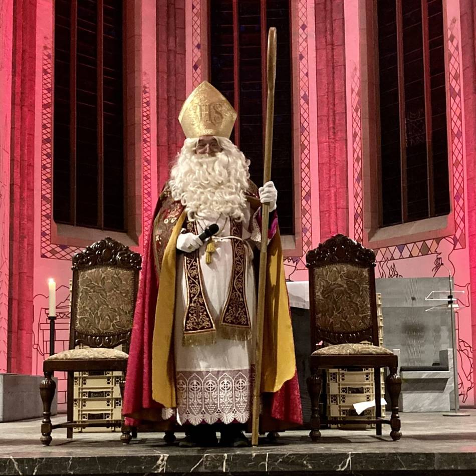 Nikolaustradition in Viersen: Begeisterte Kinder empfangen den Heiligen Mann