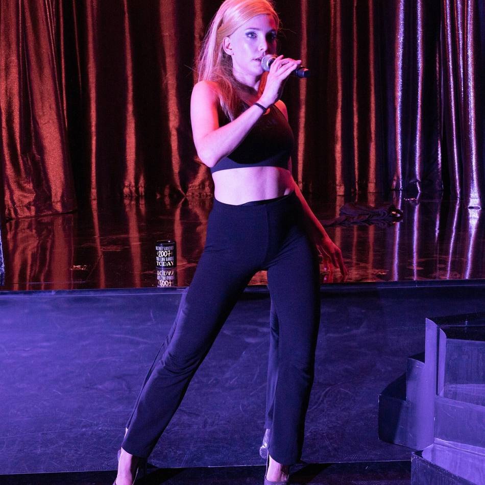 Berliner Ensemble in Duisburg: Viel Liebe vom Publikum für „It’s Britney, Bitch!“