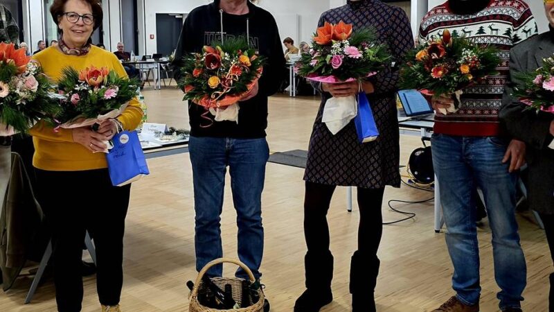 Hückeswagener Politiker: Blumen und Wein für ausgeschiedene Ratsmitglieder