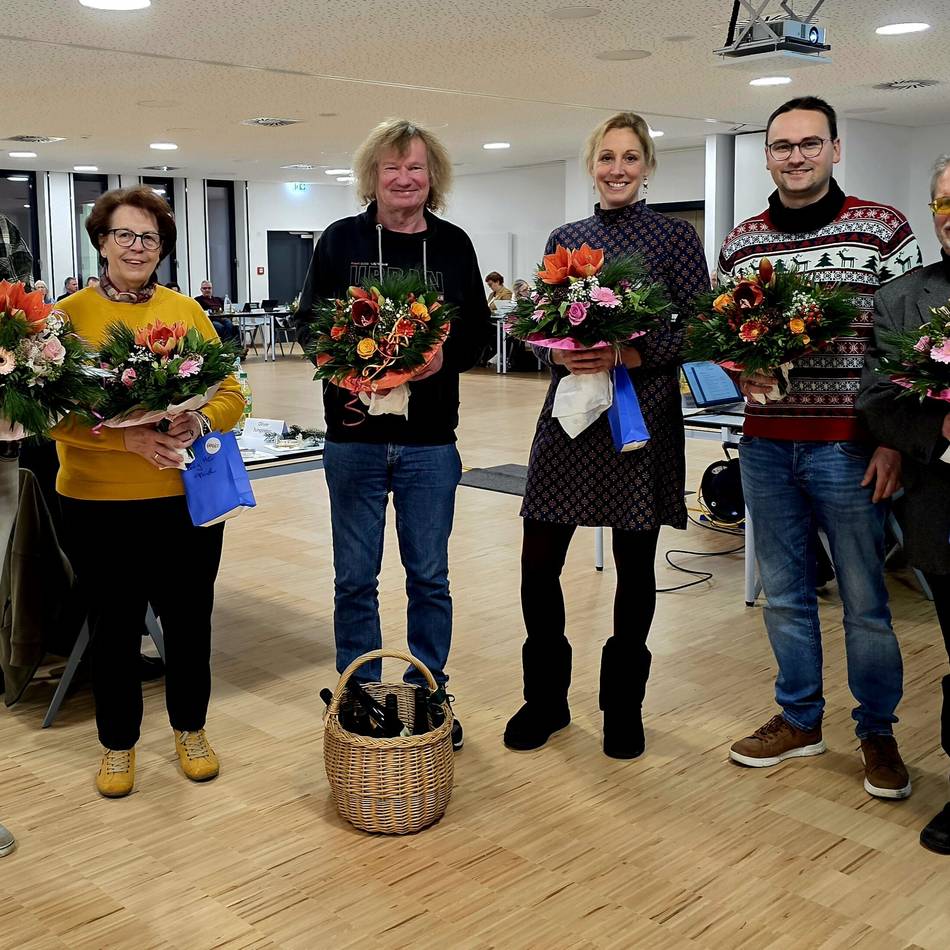 Hückeswagener Politiker: Blumen und Wein für ausgeschiedene Ratsmitglieder