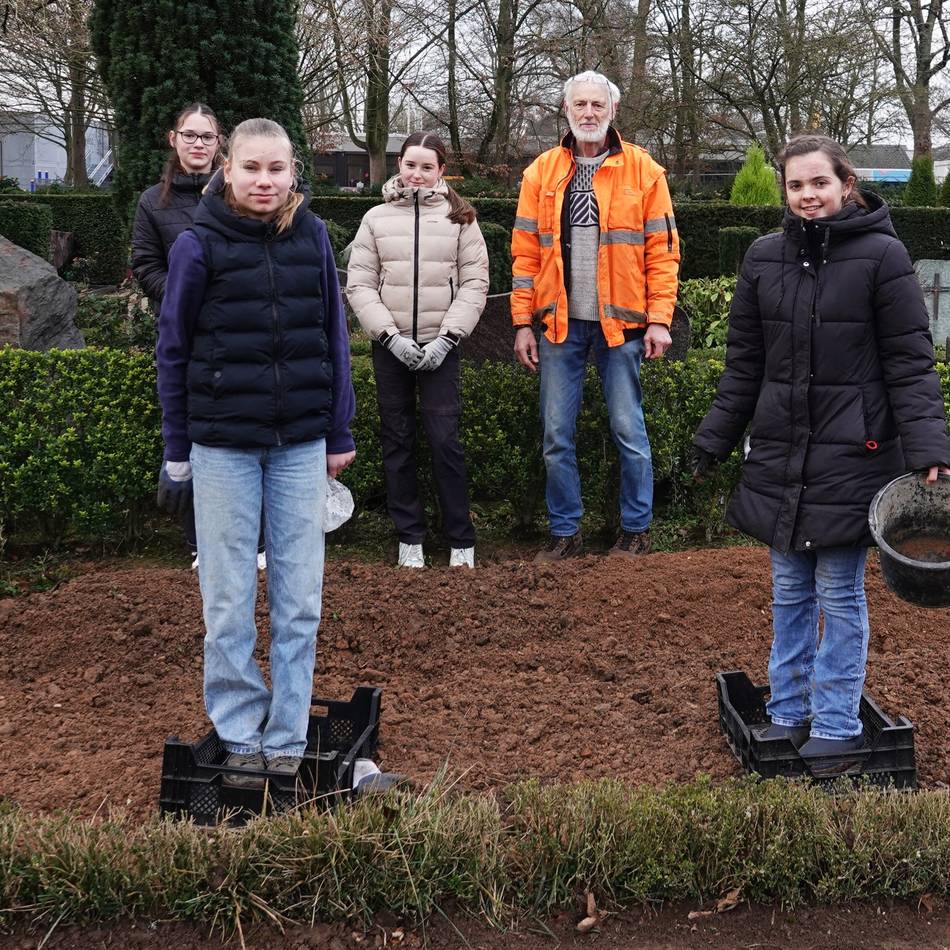 Projekt für Insektenvielfalt: Firmgruppe legt „Garten Eden“ auf dem Veerter Friedhof an