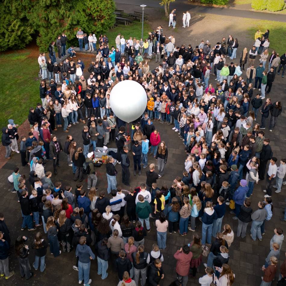 Stratosphären-Ballonprojekt am St.-Bernhard-Gymnasium: Experimente in 30 Kilometer Höhe