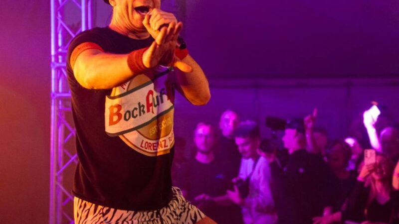 Mallorca-Sänger in Rheinberg: Erfolgreiche Premiere in Borth für die „Gluehbeats“-Party