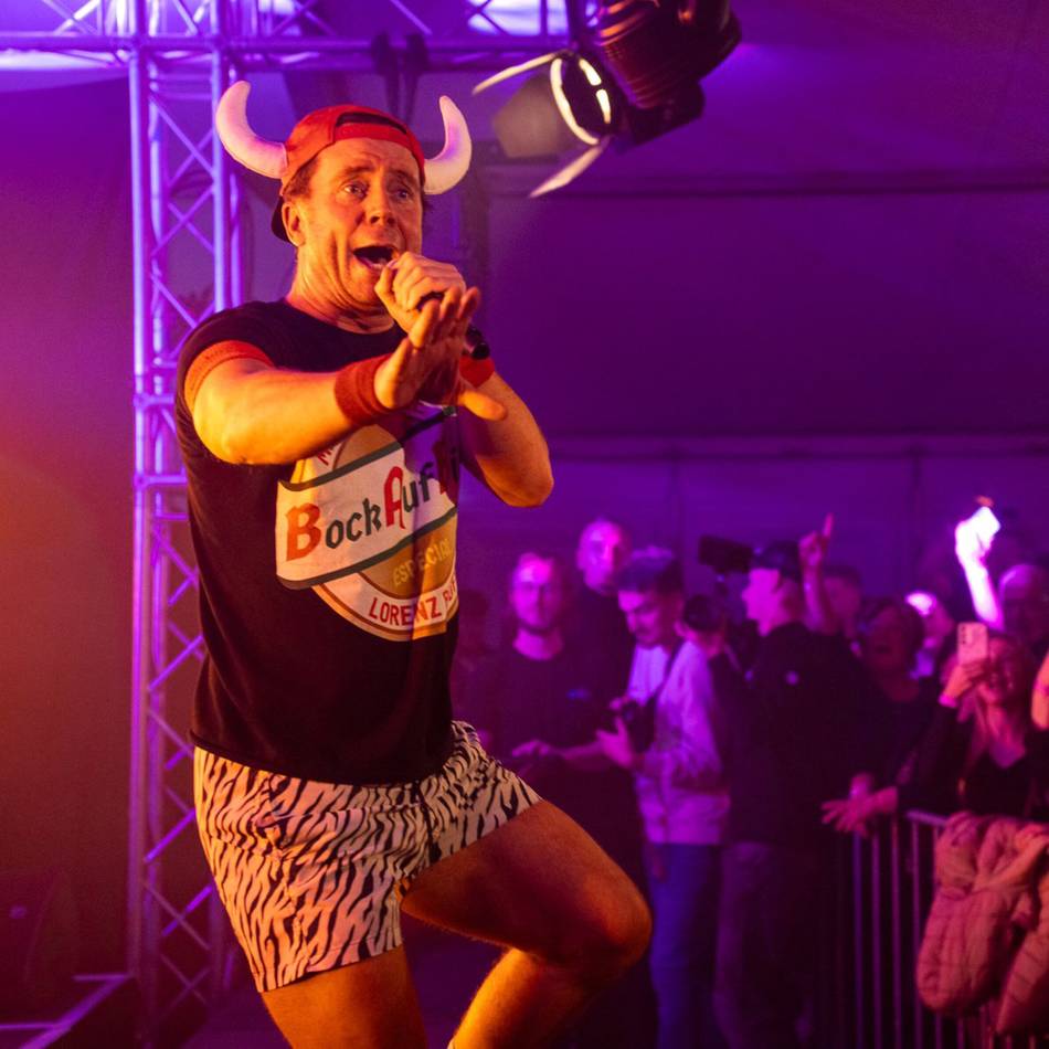 Mallorca-Sänger in Rheinberg: Erfolgreiche Premiere in Borth für die „Gluehbeats“-Party