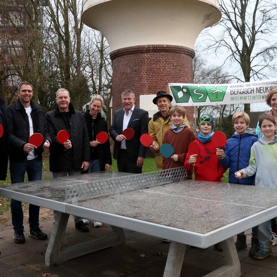 Odyssee in Leverkusen endet erfolgreich: Grundschüler sorgt für neue Tischtennisplatte