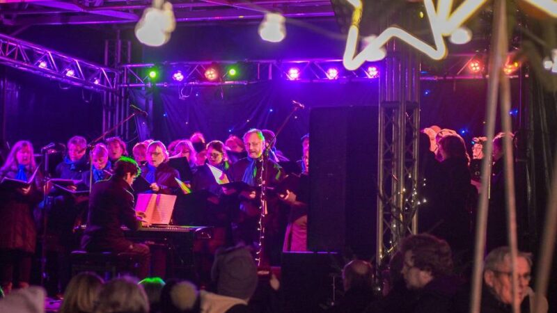 Weihnachtstreff auf dem Kirchplatz in Kempen: Besinnliches und spannende Rennen